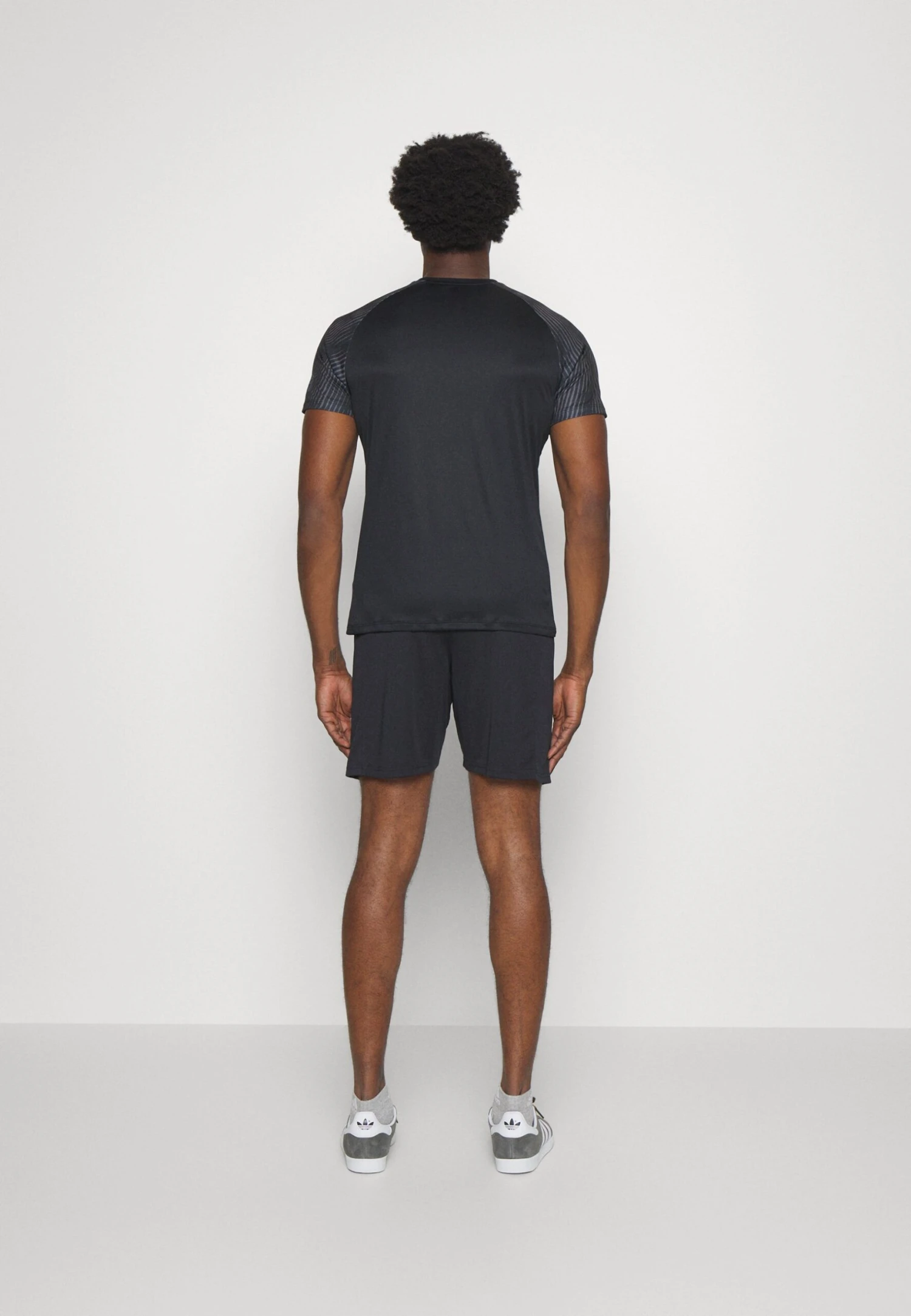 Under Armour Challenger- Sports Shorts - Black/White - Image 3