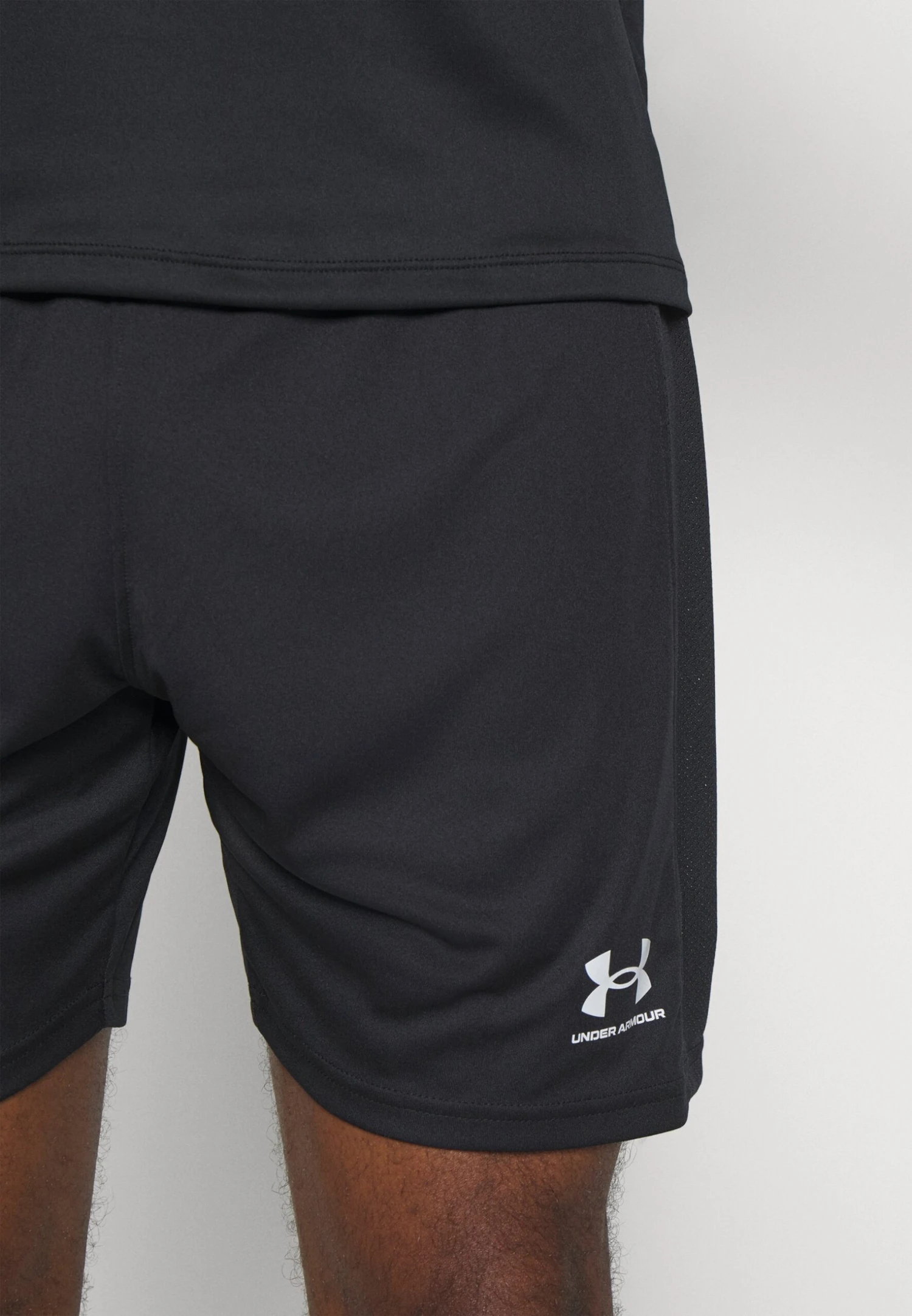 Under Armour Challenger- Sports Shorts - Black/White - Image 5
