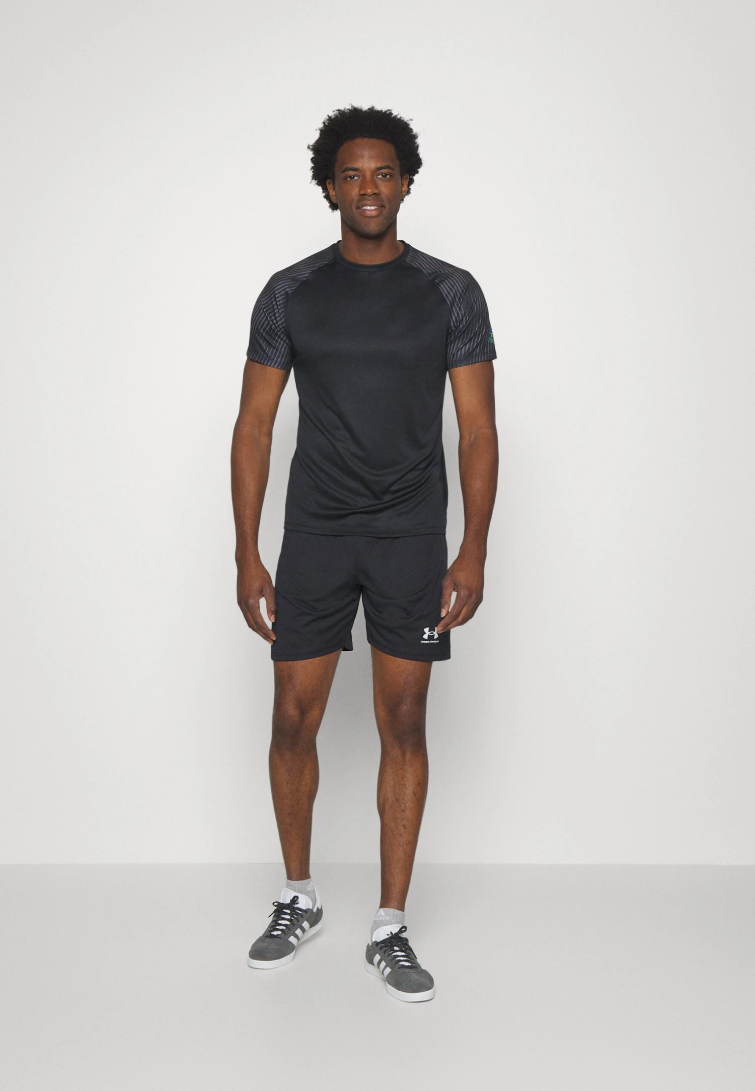 Under Armour Challenger- Sports Shorts - Black/White - Image 2