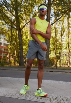 Under Armour Launch - Sports Shorts - Grey